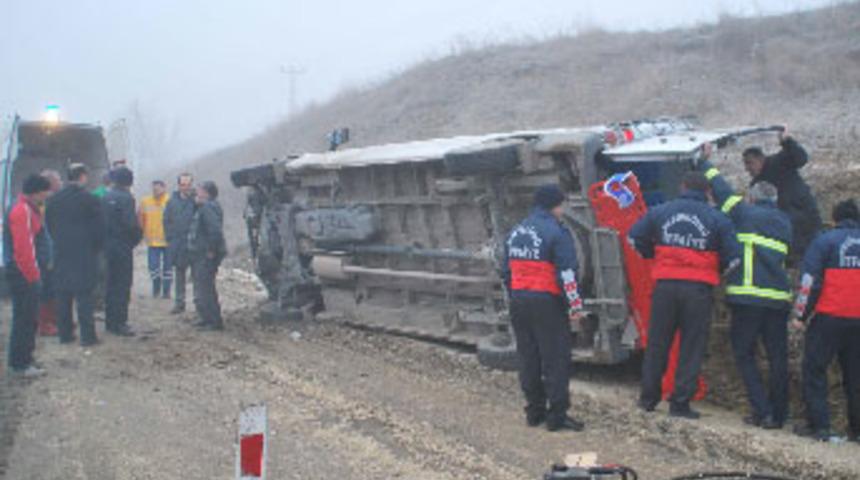 &Ouml;ğretmen servisi kaza yaptı: 10 yaralı