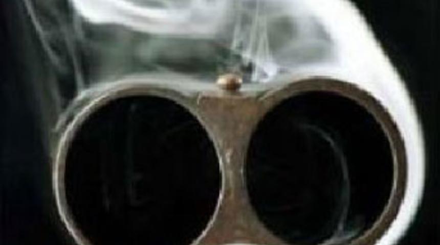 Silahını temizlerken hamile eşini &ouml;ld&uuml;rd&uuml;