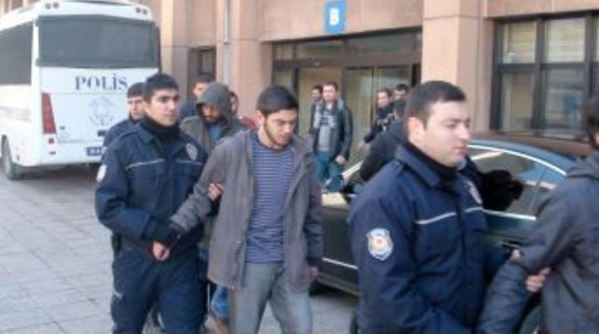 Kavga eden &ouml;ğrenciler adliyeye sevk edildi