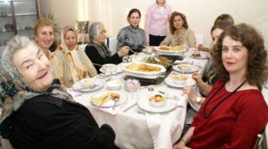 Huzurevi sakinleri, vali yardımcılarının evine konuk oldu