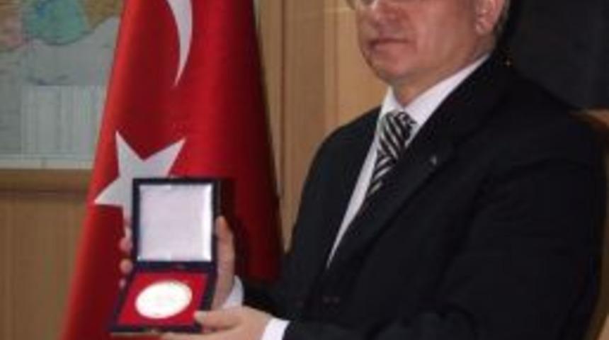 Bakan Yıldırım&rsquo;dan Vali Tekmen'e madalyon