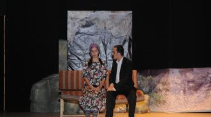 Mamaklı tiyatroseverlerden Elif Ana'ya tam not