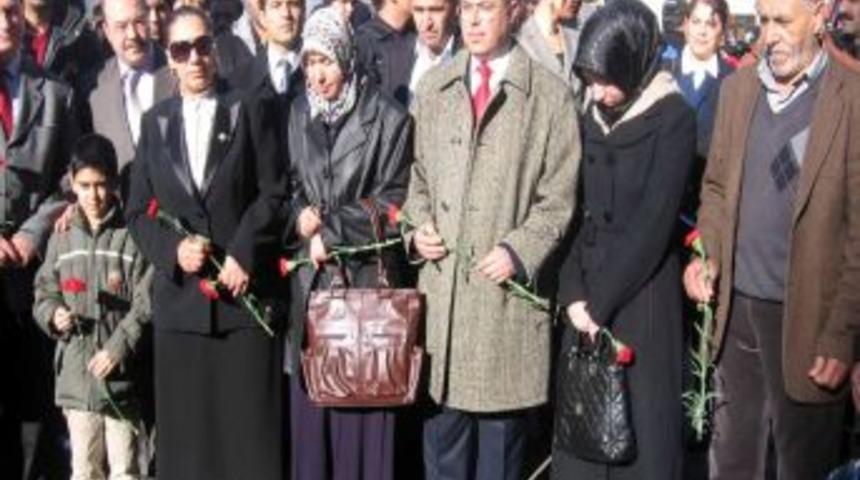 Acılı aileler, &ccedil;ocuklarının hayatını kaybettiği yolda g&ouml;zyaşı d&ouml;kt&uuml;