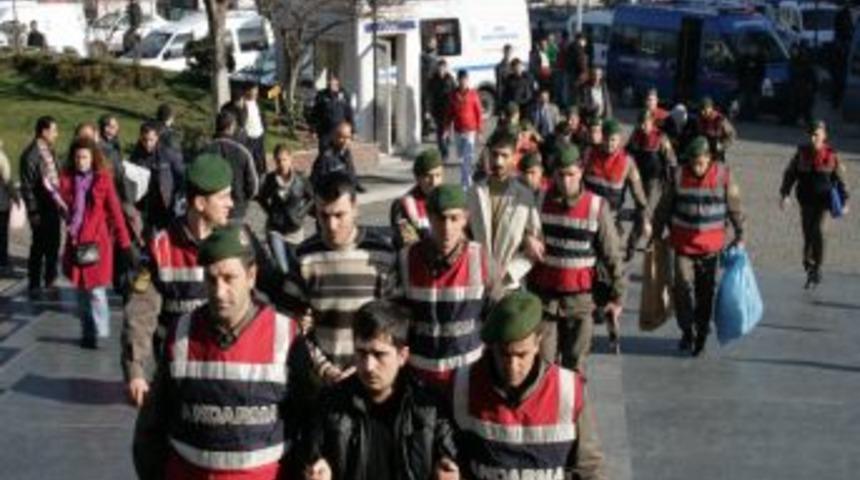 2 kişinin &ouml;ld&uuml;ğ&uuml; bı&ccedil;aklı kavganın zanlıları adliyede