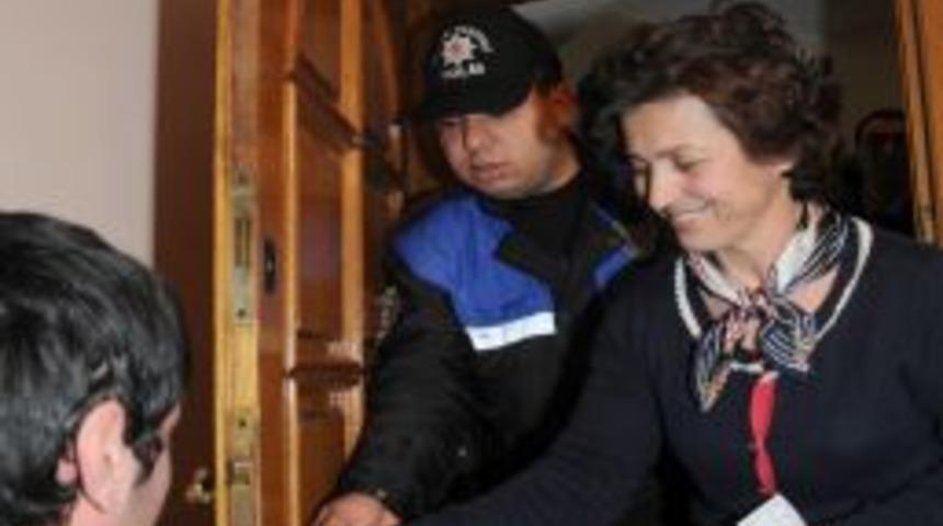 Polis, hırsızlara karşı evleri kilitliyor