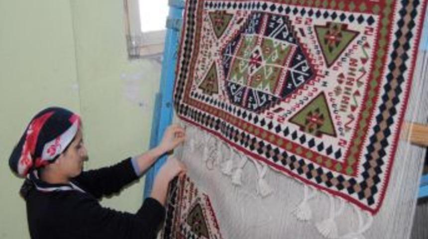 Hakkari'nin kilim dokuma geleneği kurslarla yaşatılıyor