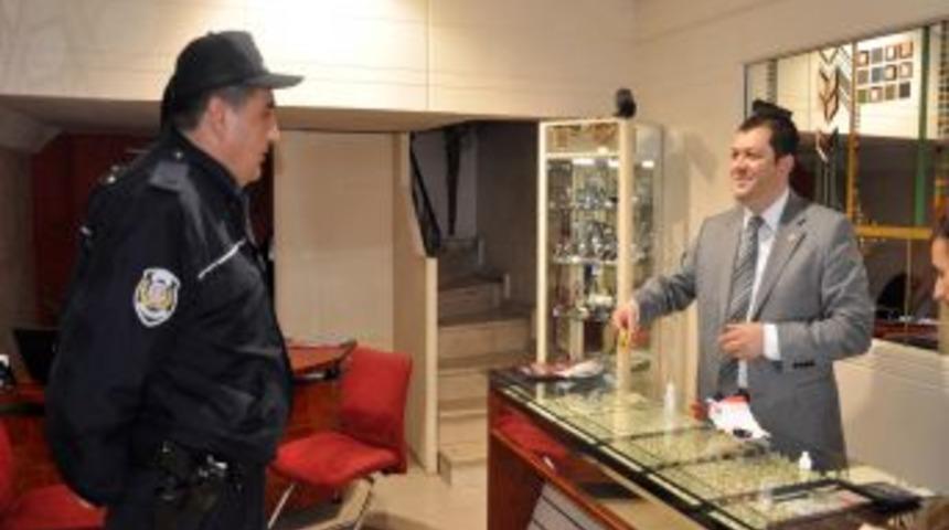 Polis apartmanda bilezik hırsızı aradı