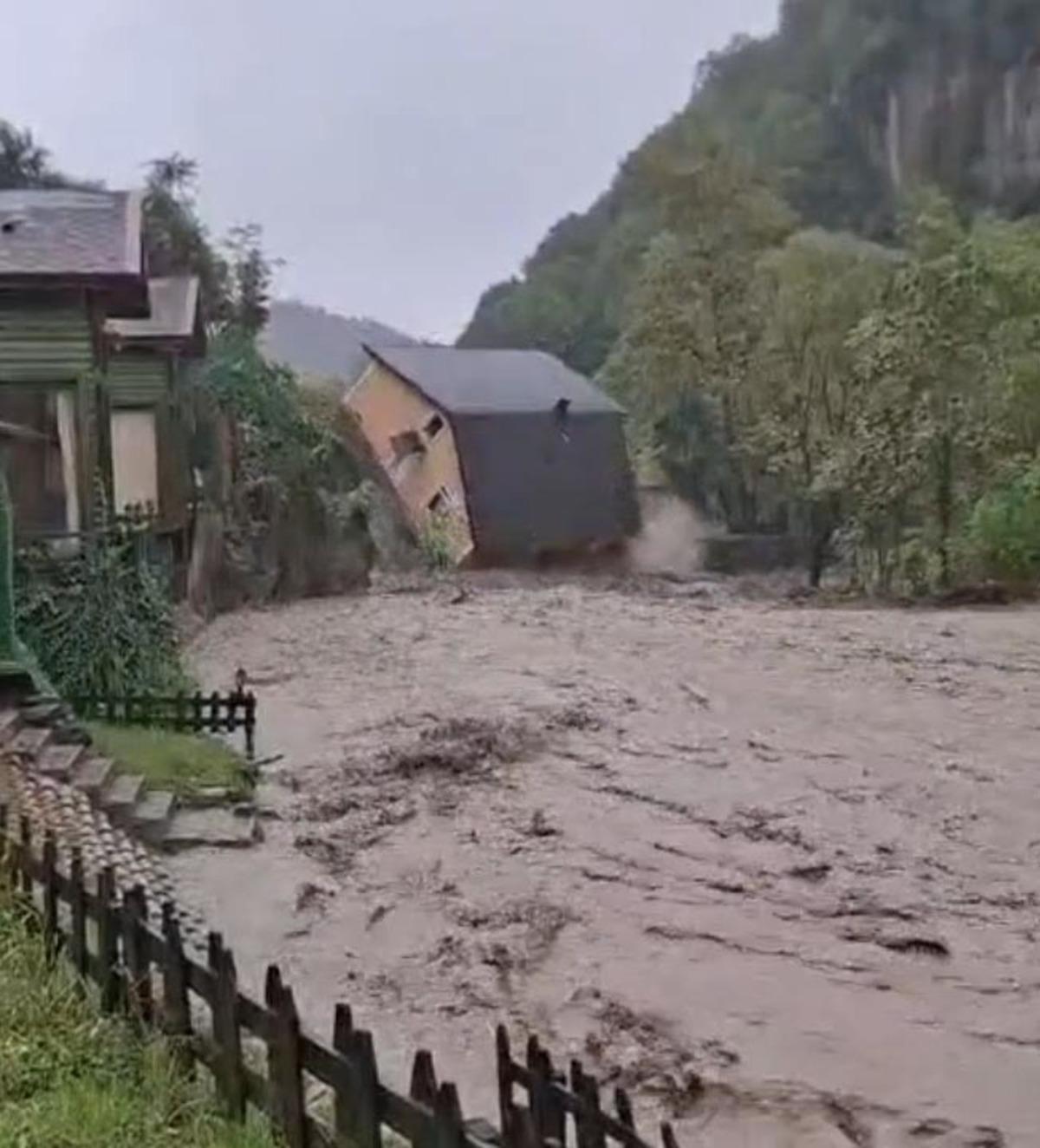 Sakarya dan korkun&ccedil; g&ouml;r&uuml;nt&uuml;ler! Dere taştı: 2 katlı villa b&ouml;yle yıkıldı 3