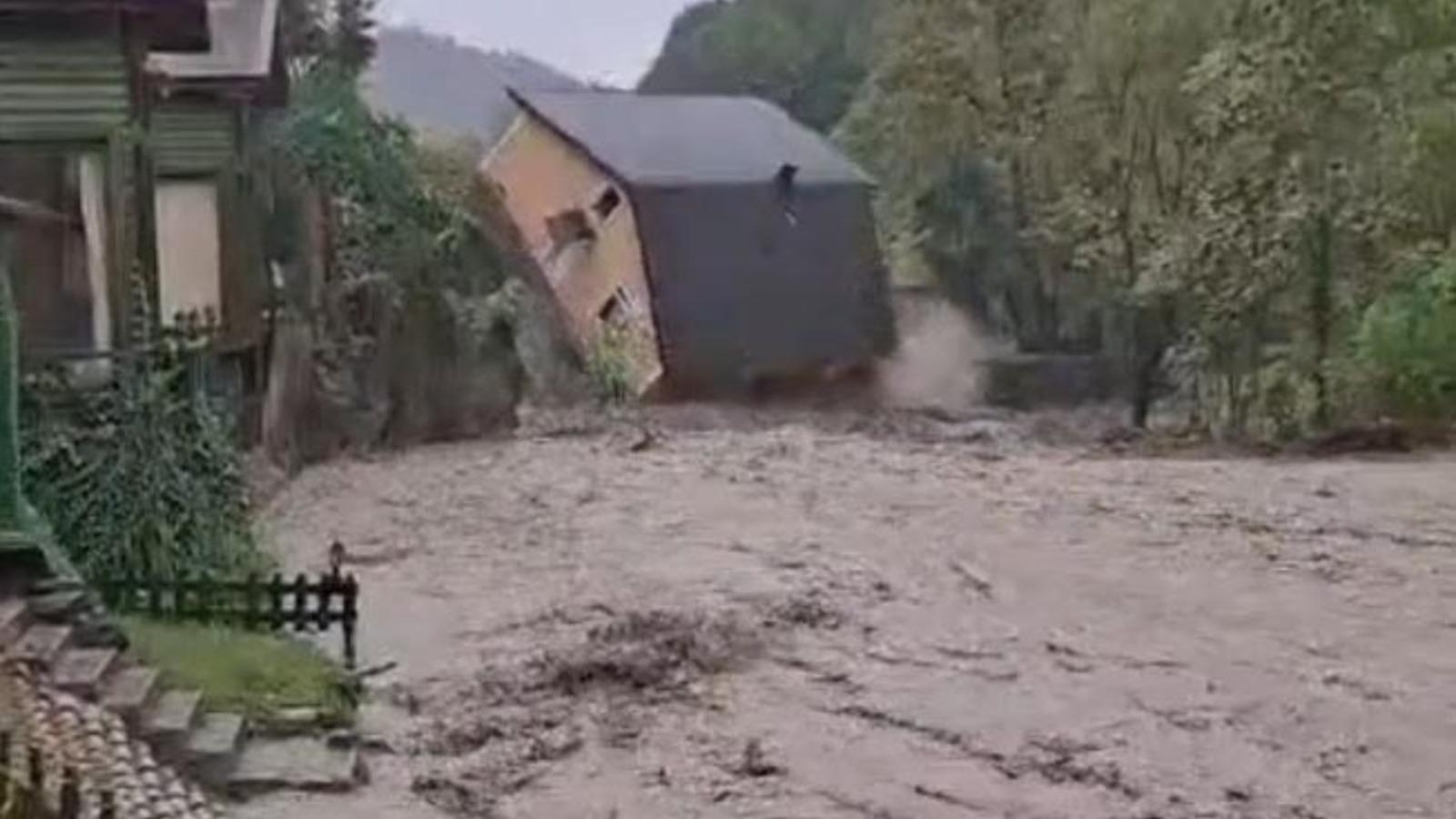 Sakarya'da dere kenarındaki villanın yıkılma anı!