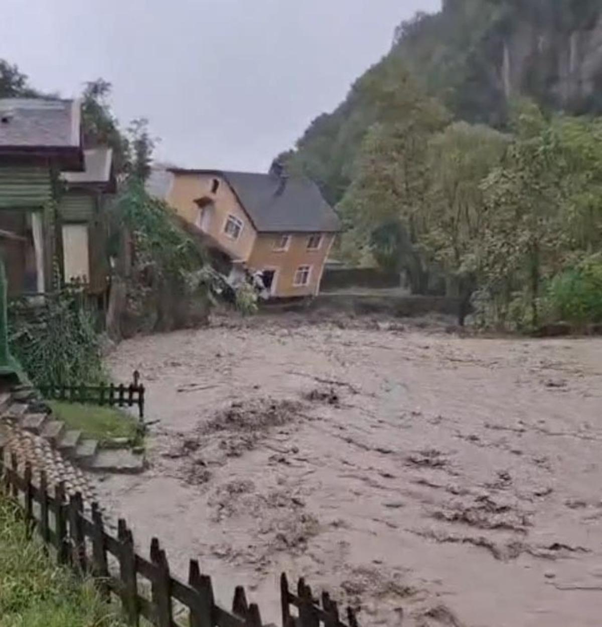 Sakarya dan korkun&ccedil; g&ouml;r&uuml;nt&uuml;ler! Dere taştı: 2 katlı villa b&ouml;yle yıkıldı 7