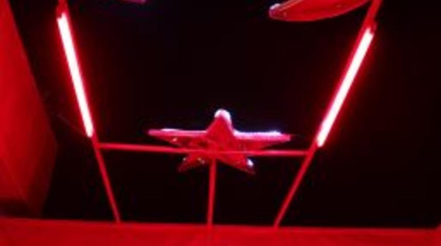 Evinin terasını T&uuml;rk bayrağı ile donattı