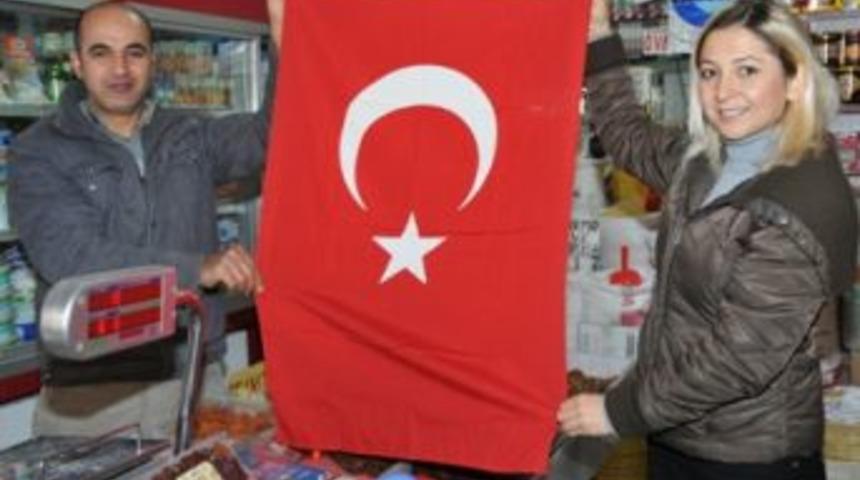 Esnafa bayrak dağıtıldı