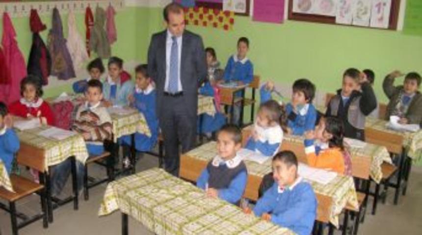 Araban Kaymakamı Nebioğlu, yoksul 3 kardeşi okula kazandırdı