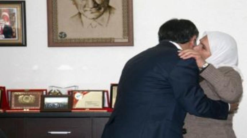 Halk, Uludere Kaymakamı&rsquo;nı bağrına bastı