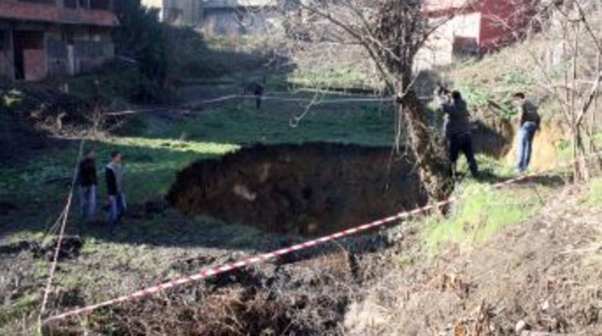 Zonguldak&rsquo;ta oluşan obruk korkuya sebep oldu