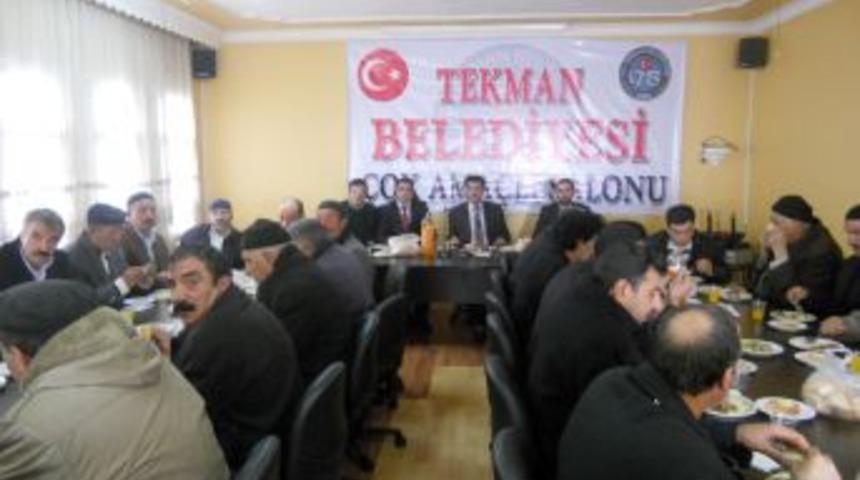 AK Parti Tekman ilçe başkanı muhtarları dinledi