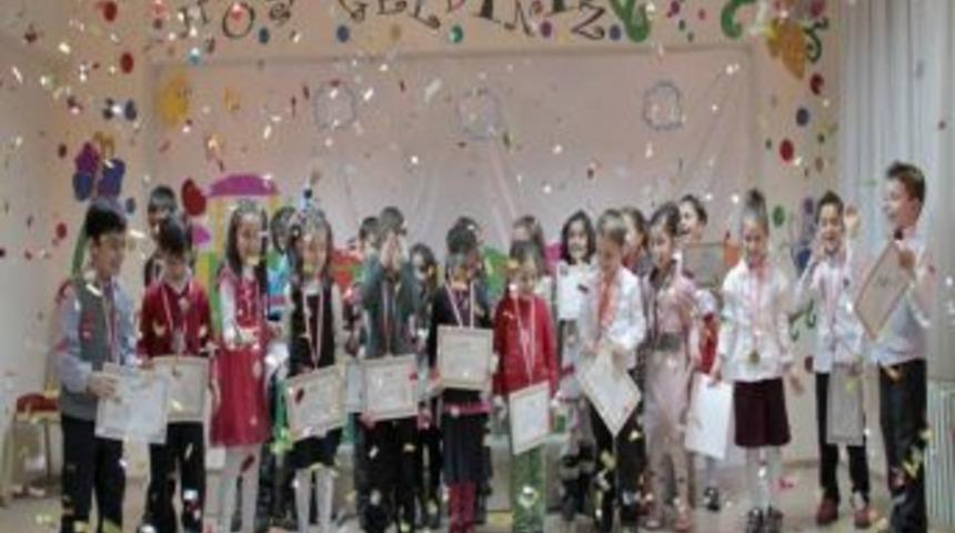 Okuma yazma &ouml;ğrenen &ouml;ğrencilere madalyon takıldı