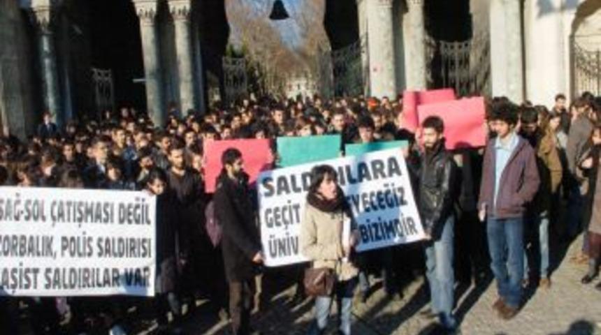 İstanbul &Uuml;niversitesi'nden bir grup &ouml;ğrenci g&ouml;zaltıları protesto etti