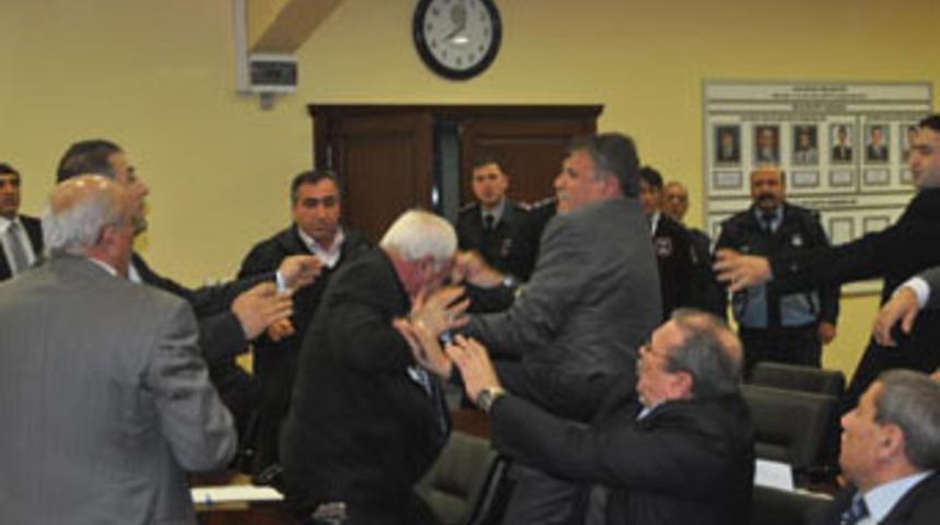 CHP'li &uuml;yeler tekme-tokat kavga etti