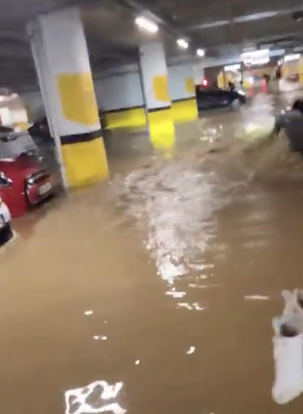 AVM&rsquo;den &ccedil;ıkmaları istendi, otoparkta hayatlarının şokunu yaşadılar! 1