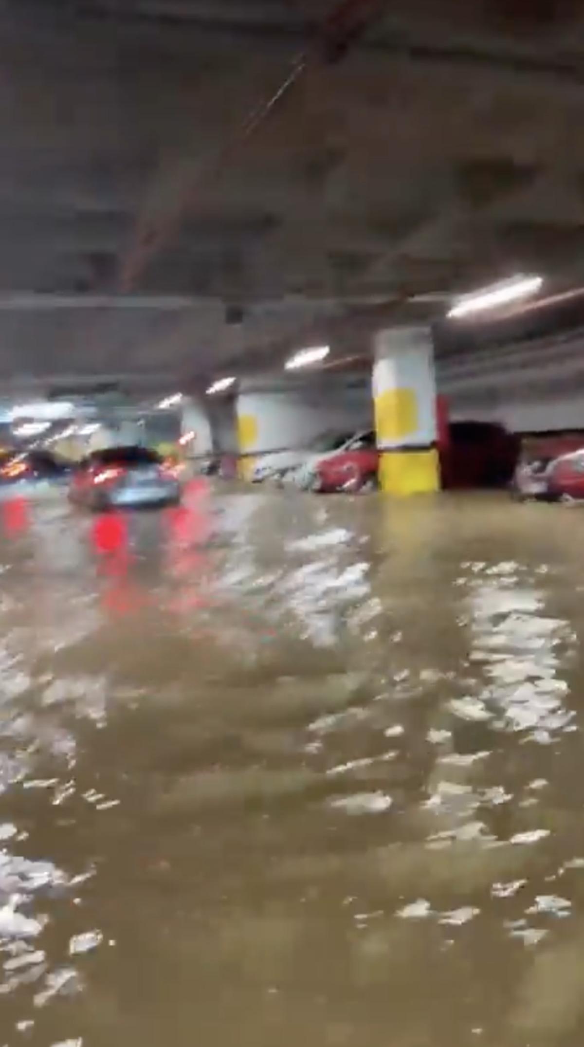 AVM&rsquo;den &ccedil;ıkmaları istendi, otoparkta hayatlarının şokunu yaşadılar! 4