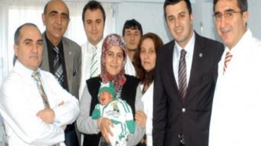 Yeni yılın ilk bebeğine Bursaspor'dan altın