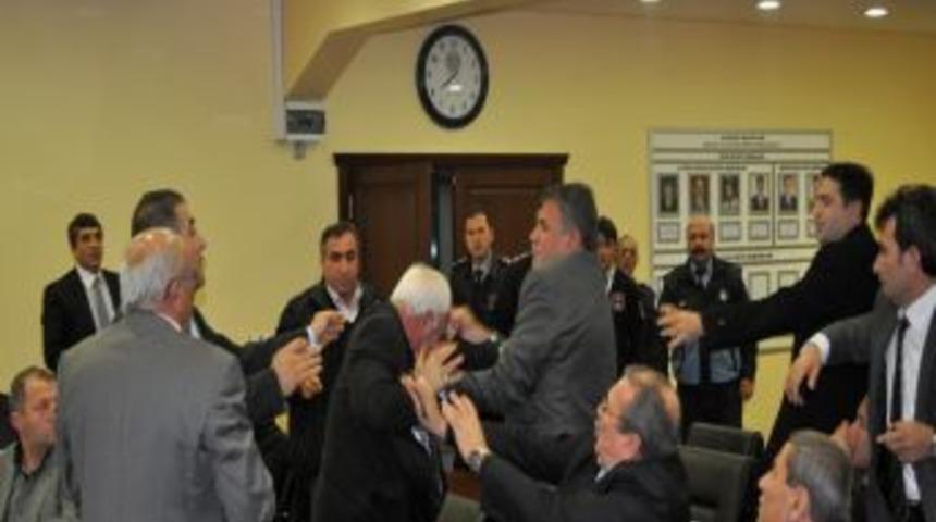 CHP'li meclis &uuml;yesi, aleyhte oy kullanmadığı i&ccedil;in partili arkadaşını d&ouml;vd&uuml;