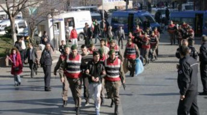 2 kişinin &ouml;ld&uuml;ğ&uuml; kavgada adliyeye &ccedil;ıkarılan 10 kişiden 9&rsquo;u tutuklandı