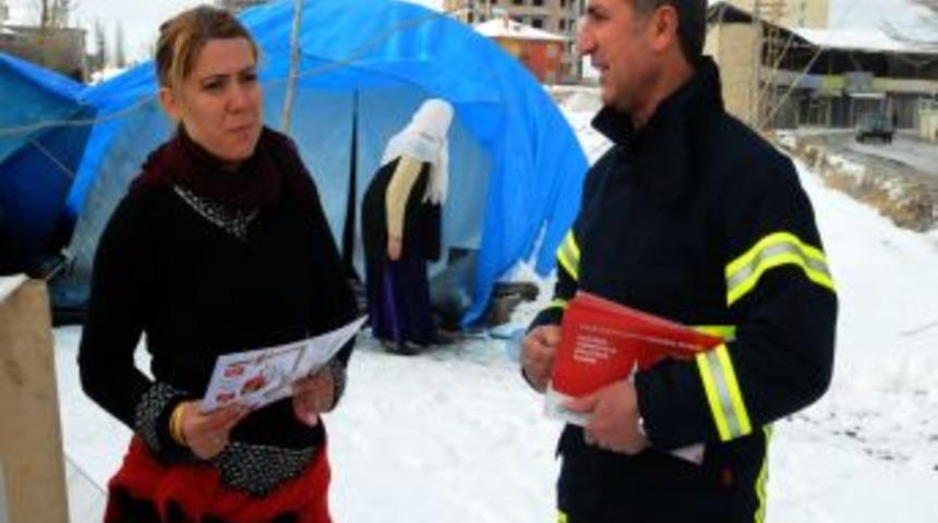 Depremzedelere &ccedil;adır yangınlarına karşı uyarıcı broş&uuml;r dağıtıldı