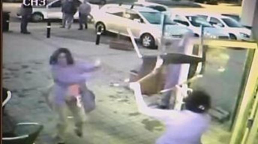 Kadınların biber gazlı bı&ccedil;aklı kavgası kameraya takıldı