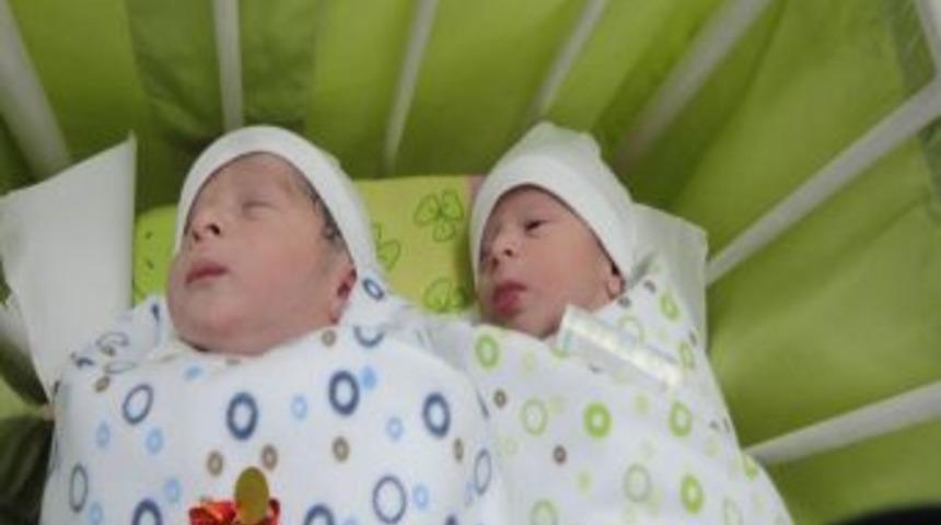 Vali Turhan yeni yılın ilk bebeklerini ziyaret etti