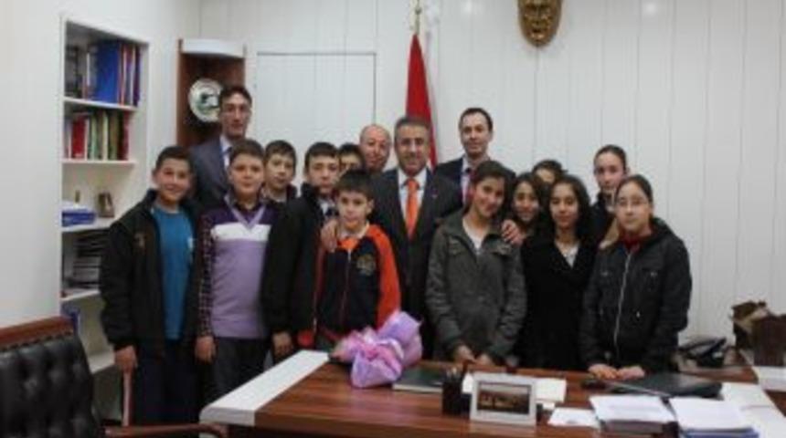 Okuma salonu &ouml;ğrencilerinden kaymakam ve belediye başkanına ziyaret