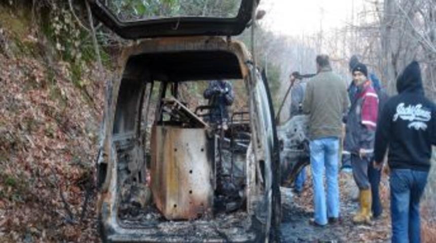 &Ccedil;alınan ATM cihazı ve minib&uuml;s, ormanlık alanda yakılmış halde bulundu