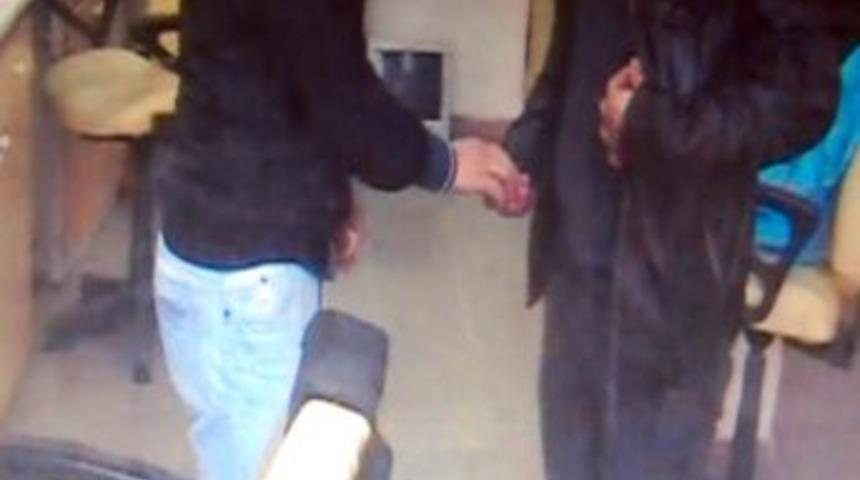 Ense tıraşı yapan berber, uyuşturucu satarken enselendi