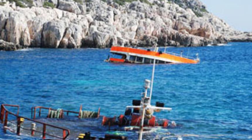 Y&uuml;k gemisi sulara g&ouml;m&uuml;ld&uuml;