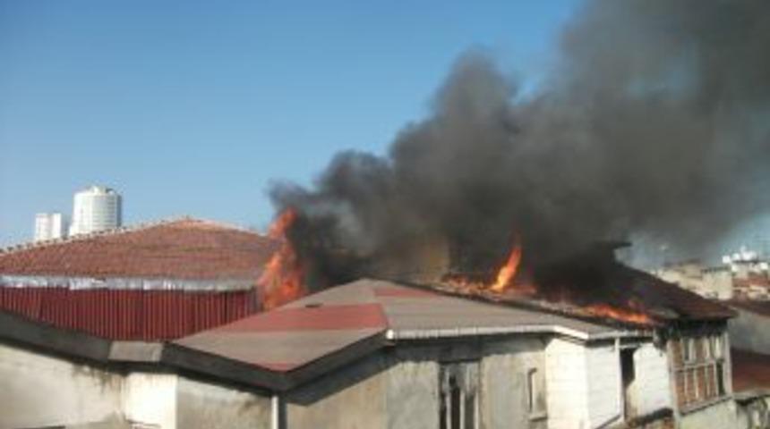 Sinagog karşısındaki binada yangın paniği