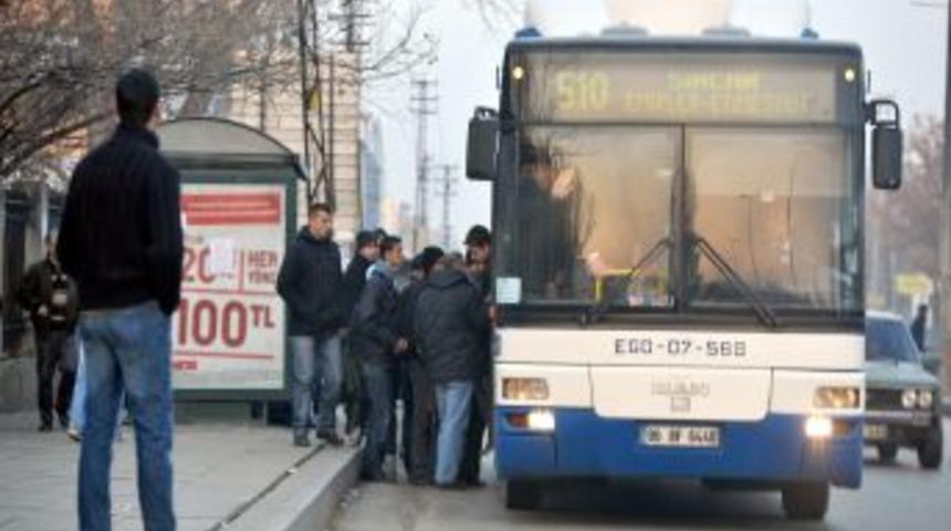 Banliy&ouml; hatlarının &ccedil;alışmadığı b&ouml;lgeler ulaşım &ccedil;ilesi &ccedil;ekiyor