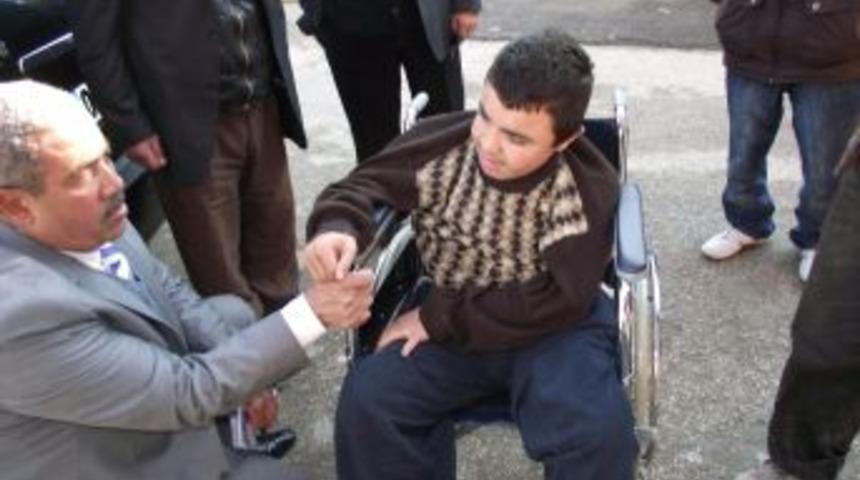 Engelli depremzedelere tekerlekli sandalye dağıtıldı