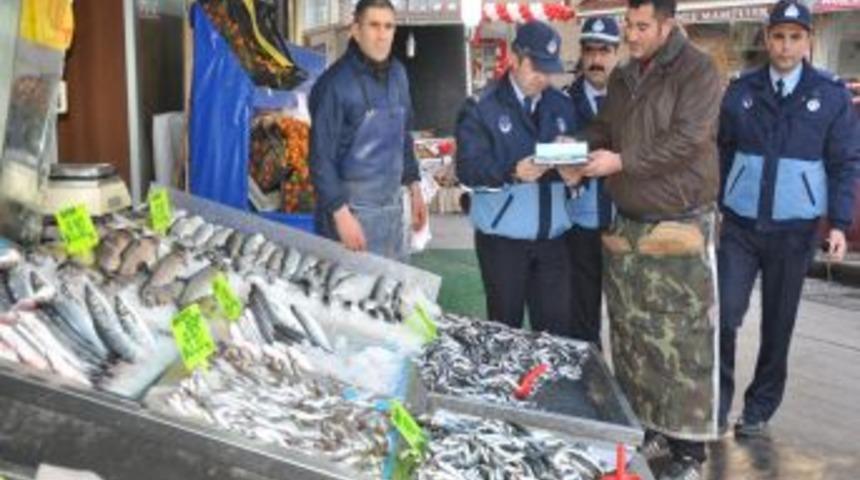 Zabıtadan y&uuml;ksek sesle satış yapan balık&ccedil;ılara ceza
