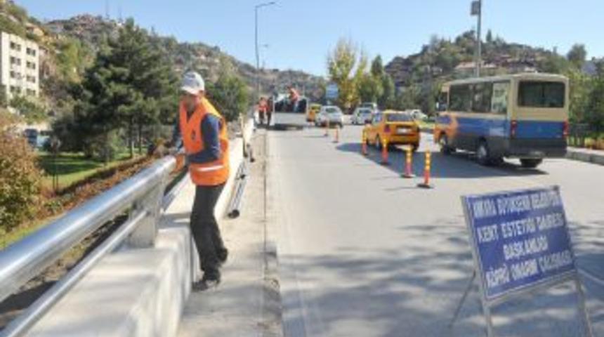 Başkent'te k&ouml;pr&uuml; korkulukları yenileniyor