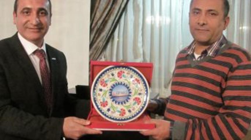 İZİAD, KOSGEB Kuzey Hizmet M&uuml;d&uuml;r&uuml; Akg&uuml;n'e veda yemeği verdi