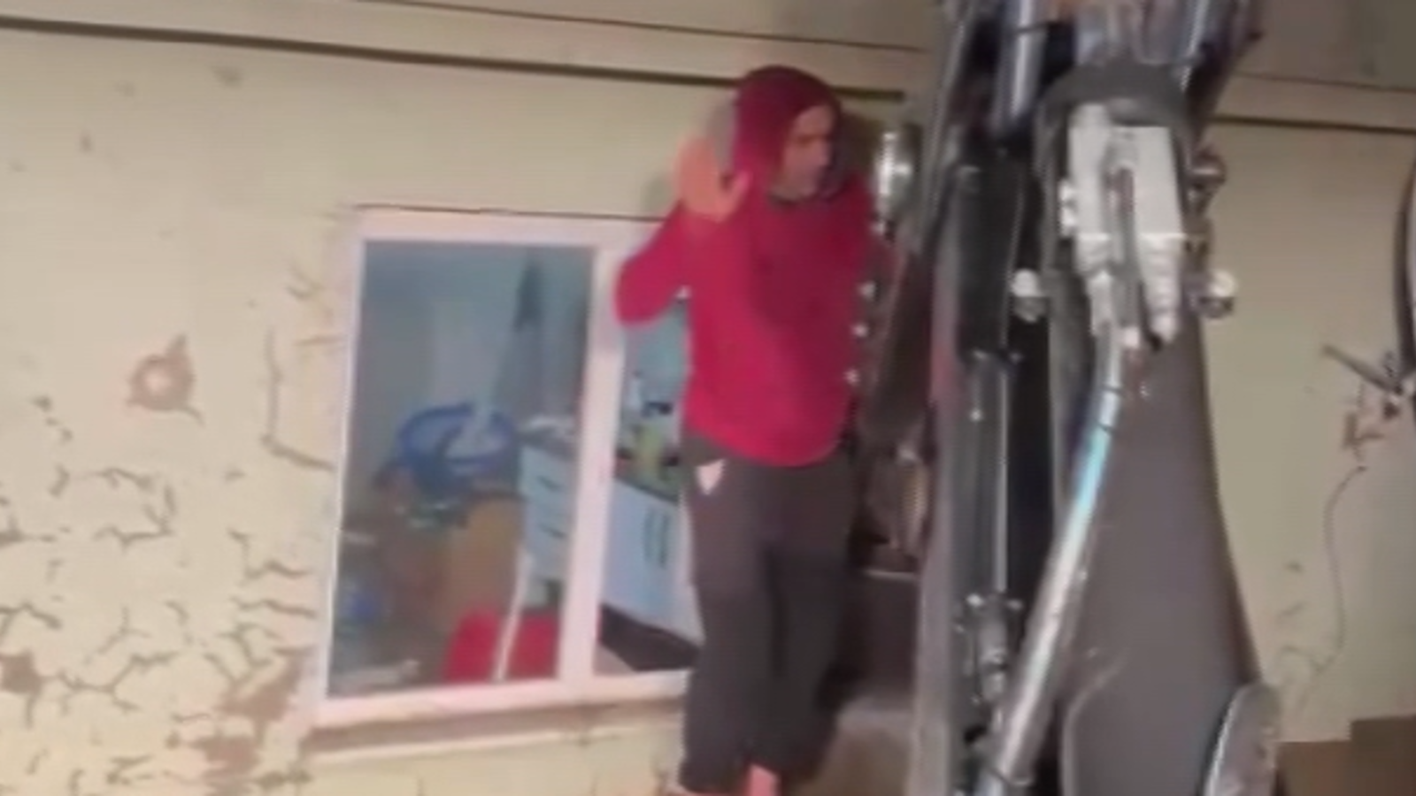 Bekçi kulübesinde mahsur kaldı, kepçeyle kurtarıldı