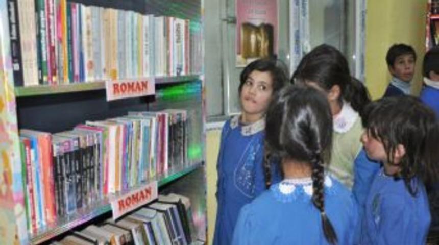 &Uuml;niversiteli &ouml;ğrenciler, k&ouml;y okulunda k&uuml;t&uuml;phane oluşturmak i&ccedil;in seferber oldu