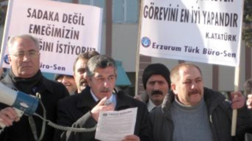 Kamu Sen &uuml;yesi memurlar &uuml;cretlerde adalet istedi