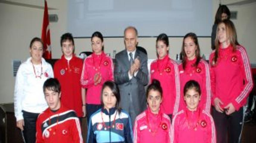 Bursa ve T&uuml;rkiye&rsquo;yi 2011&rsquo;de başarı ile temsil eden şampiyonlara altın