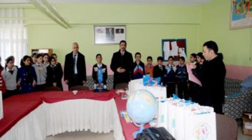 Hakkari'de başarılı &ouml;ğrencilere kırtasiye yardımı