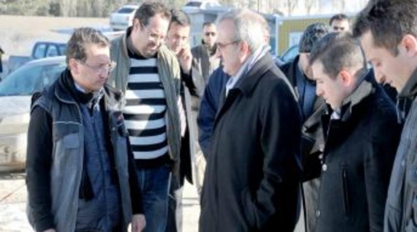 Vali Karaloğlu, konteyner teslimini geciktiren firmaya tepki g&ouml;sterdi