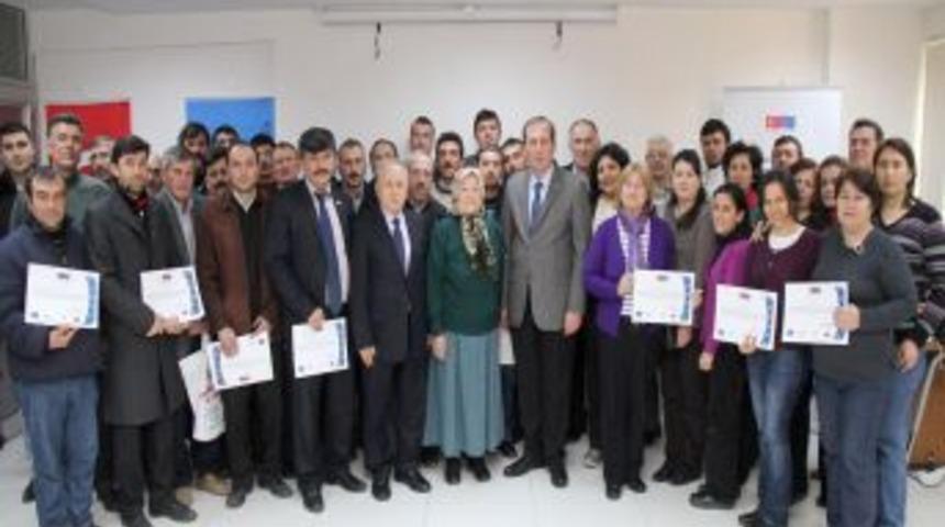 Seminerde başarılı olan &ccedil;ift&ccedil;iler sertifikalarını aldı