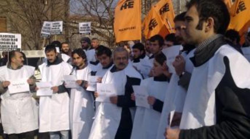 Halkevleri'nden kefenli protesto