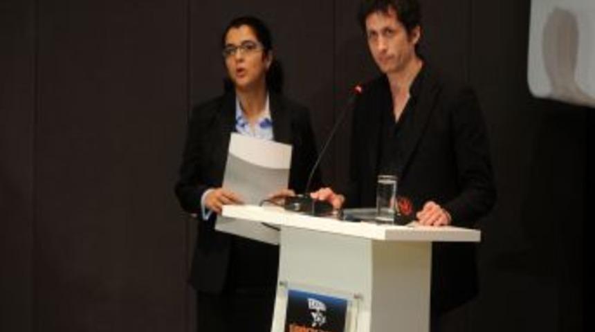 'T&uuml;rkiye'de Zaman' raflardaki yerini aldı